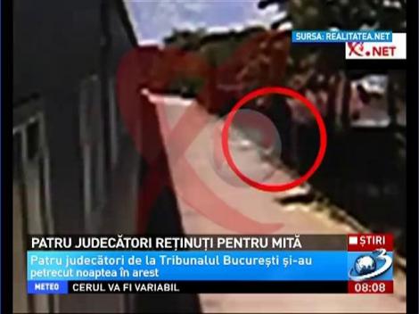 Imagini cu cei patru judecători reţinuţi pentru mită