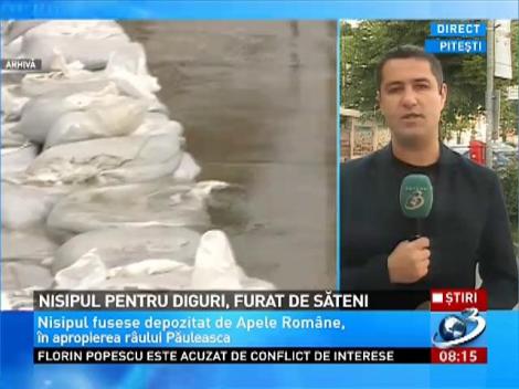 Sătenii unei comune inundate din Argeş au furat nisipul pentru diguri