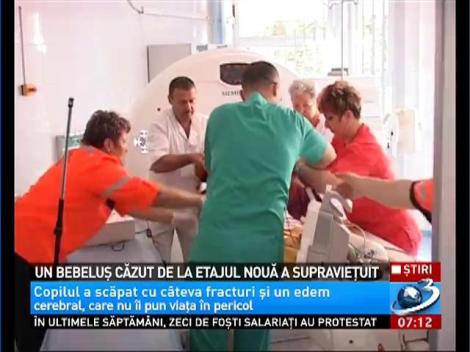 Un bebeluş din Bacău a supravieţuit după ce a căzut de la etajul 9