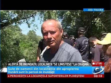 Viitura de pe Dunăre le-ar putea distruge TOT, dar sătenii "se pregătesc" de furia naturii... la CÂRCIUMĂ