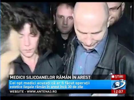 Medicii silicoanelor rămân în arest