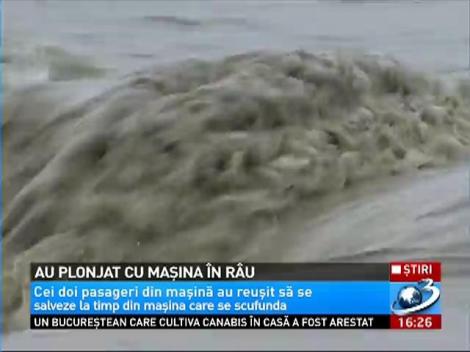 Plonjon cu maşina &icirc;n r&acirc;ul Putna, din cauza VITEZEI. Şoferul şi soţia s-au salvat &icirc;n ultima clipă