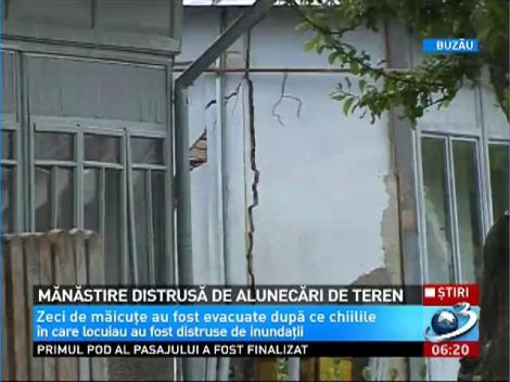 Dealul de sub mănăstirea Răteşti din Buzău a luat-o la vale