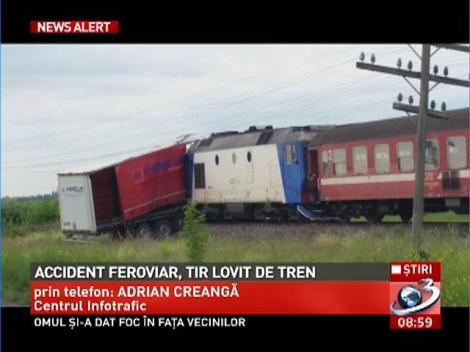 Accident feroviar, TIR lovit de tren