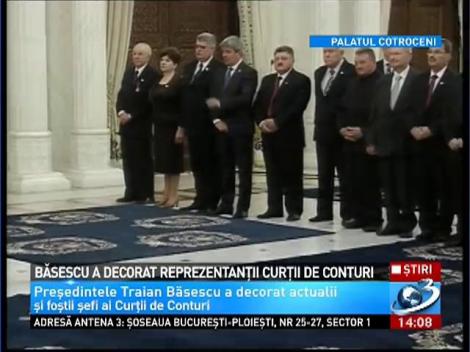 Băsescu a decorat reprezentanţii Curţii de Conturi