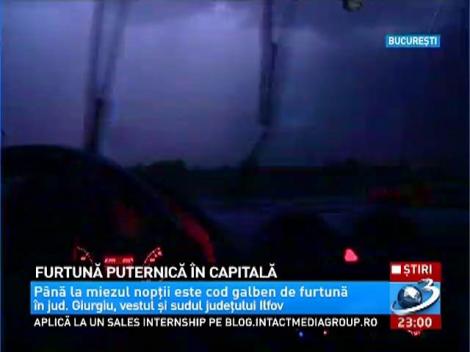 O furtună puternică s-a abătut asupra Capitalei în această seară