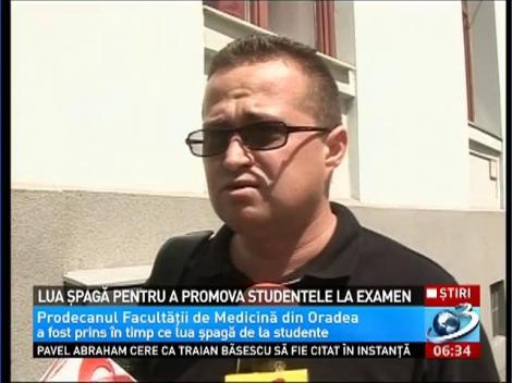 Lua șpagă pentru a promova elevele la examene