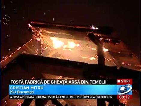 Incendiu puternic la fabrica de gheaţă de la Obor