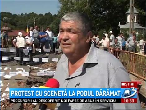 Protest cu scenetă la podul dărâmat