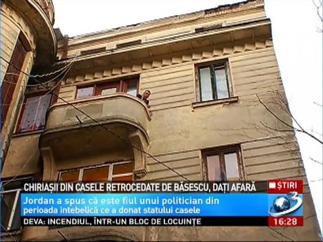 Chiriaşii din casele retrocedate de Băsescu, daţi afară