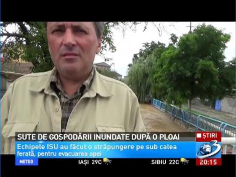 Sute de gospodării inundate după o ploaie