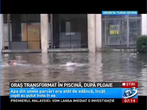 INUNDAŢII &icirc;n mai multe oraşe din ţară. La Drobeta Turnu Severin, copiii au putut &icirc;nota &icirc;n apa acumulată pe străzi