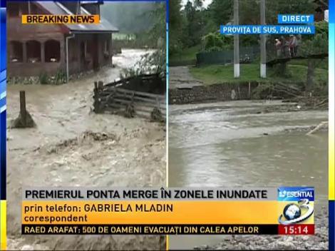 Patru oameni au fost luaţi de viitură: Stau agăţaţi de copaci de câteva ore