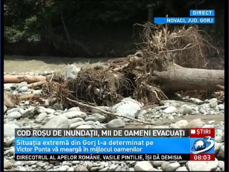 Pod rupt &icirc;n două, mii de oamnei izolați