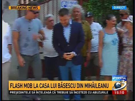 Flashmob in fata vilei din Mihăileanu cu Mircea Badea şi Felix Rache