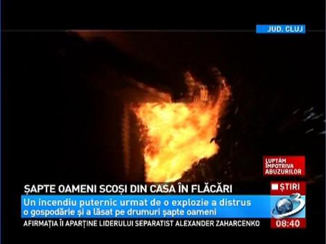 Şapte oameni scoşi dintr-o casă în flăcări