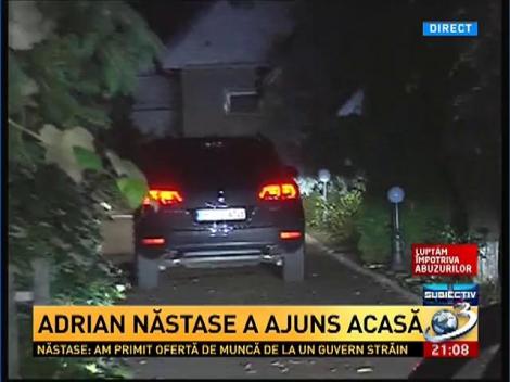 Adrian Năstase a ajuns acasă. Vezi aici imagini!