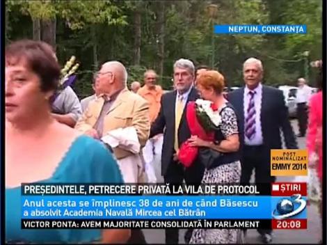 Traian Băsescu sărbătoreşte absolvirea Academiei Navale pentru ultima oară &icirc;n vila de procol de la Neptun