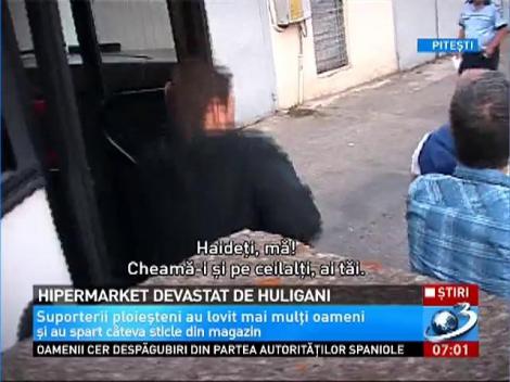 Un hipermarket din Piteşti a fost devastat de suporterii echipei Petrolul Ploieşti.