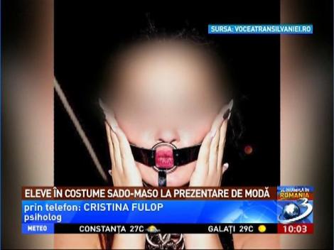 Eleve în costume sado-maso la prezentare de modă