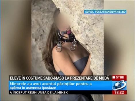 Eleve în costume sado-maso la prezentare de modă