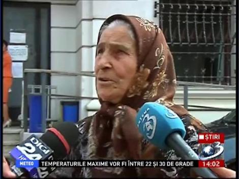 Bătr&acirc;ni aduşi cu duba poliţiei la procesul lui Dragnea