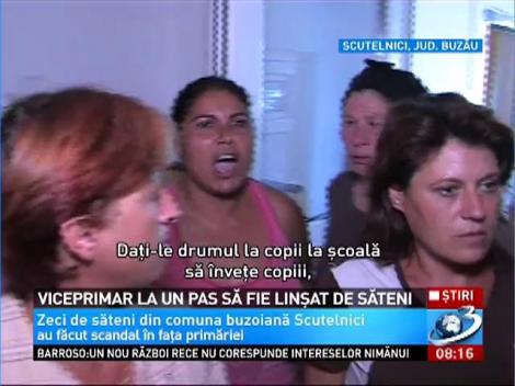 Scandal la primăria din Scutelnici. Viceprimarul, luat pe sus de localnicii revoltaţi că nu vor avea unde să &icirc;şi ducă copiii la şcoală