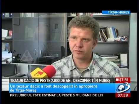 O comoară URIAŞĂ, descoperită în România. "Era îngropată 15 cm sub pământ. Am rămas mut când mi-am dat seama pe ce-am pus mâna"