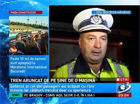 Un tren de călători a fost ARUNCAT DE PE ŞINE după ce a fost lovit de o maşină