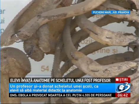 Elevii unei şcoli din Prahova &icirc;nvaţă anatomie pe scheletul unui fost profesor