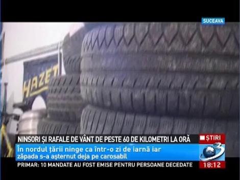 Ninsori şi rafale de v&acirc;nt de peste 60 de kilometri la oră