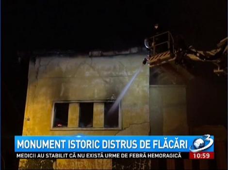 Monument istoric distrus de flăcări