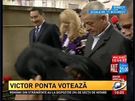 Victor Ponta a mers la vot &icirc;mpreună cu soţia sa, Daciana S&acirc;rbu