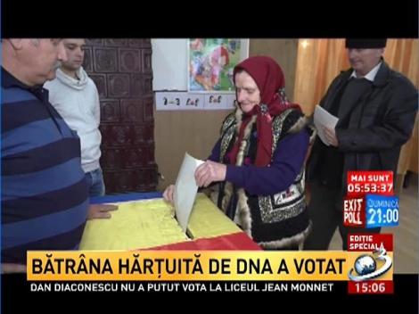 Maria Cociorvan, bătr&acirc;na de 72 de ani din Rădăuţi care a fost luată cu mascaţii şi dusă la DNA Bucureşti, a mers la vot