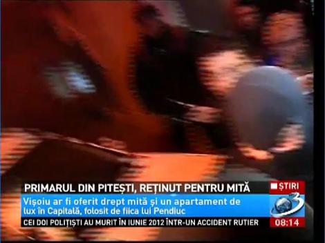 Primarul din Piteşti, reţinut pentru mită