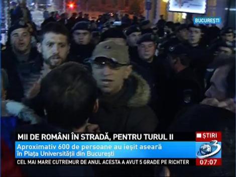 Mii de oameni au ieşit &icirc;n stradă, &icirc;n semn de solidaritate cu rom&acirc;nii din diaspora care nu au putut vota &icirc;n primul tur al prezidenţialelor