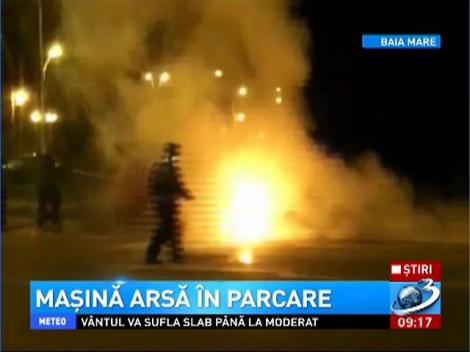 Maşină arsă în parcare