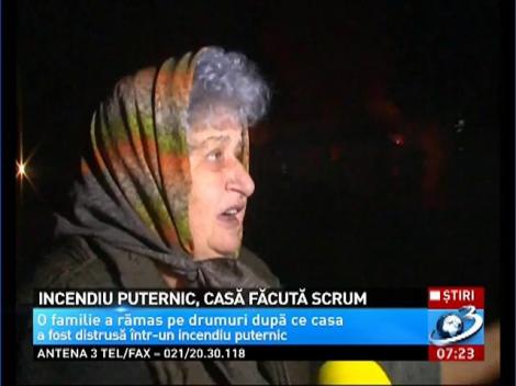 Incendiu puternic, casă făcută scrum