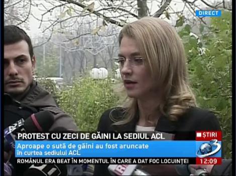 Reacţia Alinei Gorghiu la protestul cu găini