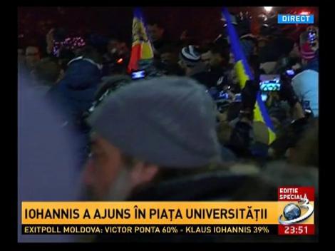 Klaus Iohannis &icirc;şi savurează victoria, &icirc;i salută pe cei care au venit să &icirc;l susţină. Imagini live din Piaţa Universităţii