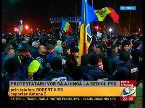 Protestatarii vor să ajungă la sediul PSD