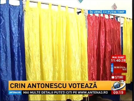 Imagini cu Crin Antonescu la urna de vot