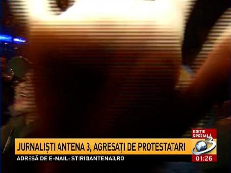 Jurnaliştii Antena 3, agresaţi de protestatari