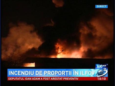 Imagini spectaculoase! Incendiu de proporţii la un depozit de anvelope şi mase plastice