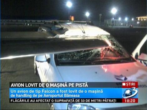 Un avion a fost lovit pe pistă de o maşină