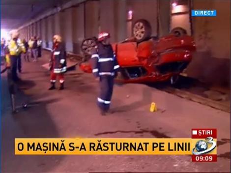 O maşină s-a răstunat pe linia lui 41. Zeci de tramavaie, blocate după accident