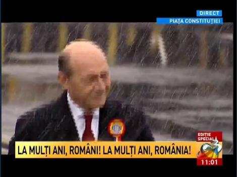 Paradă grandioasă de 1 Decembrie - &icirc;n direct la Antena3. Sosirea lui Traian Băsescu şi intonarea IMNULUI NAŢIONAL