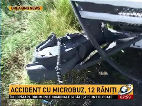 12 persoane rănite &icirc;n urma unui accident rutier din V&acirc;lcea