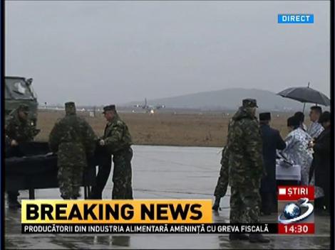 Imagini de la ceremonia religioasă a pilotului mort &icirc;n accidentul aviatic din Sibiu