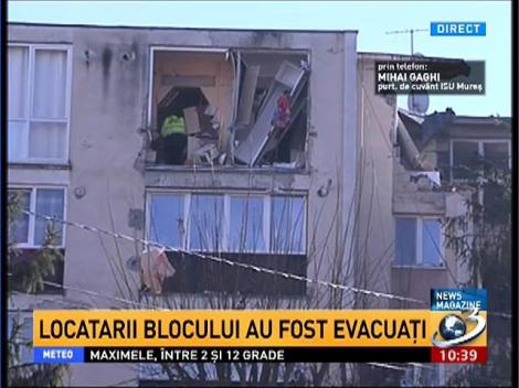 Imagini cu blocul din T&acirc;rgu Mureş, afectat de explozie. Locatarii blocului au fost evacuaţi